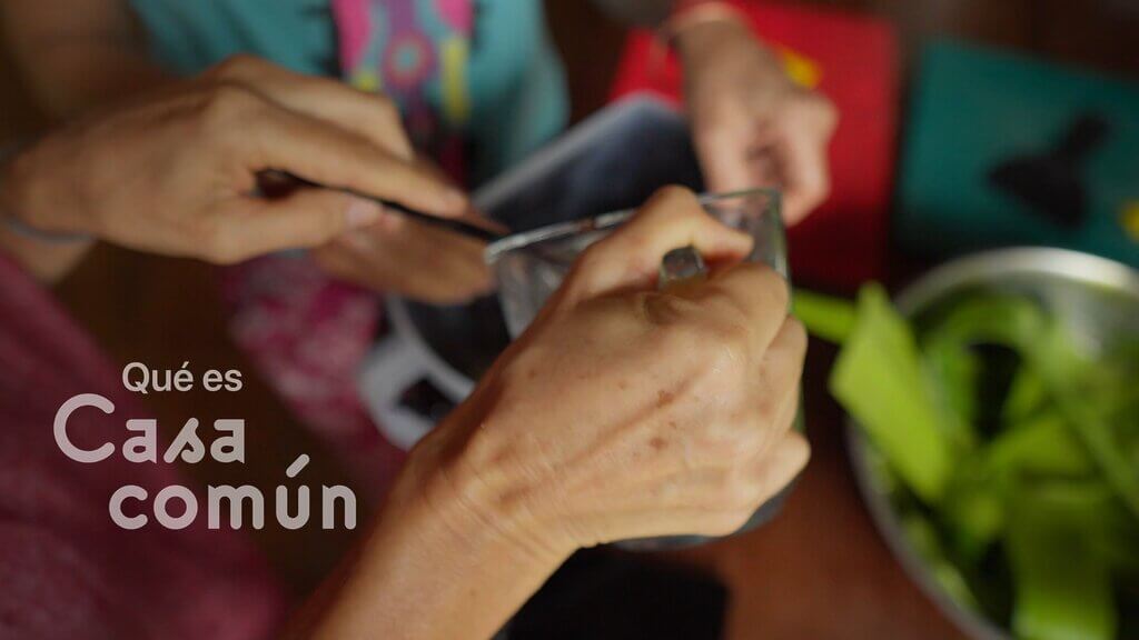 Preparing food for Casa Común. Text: Qué es Casa Común.