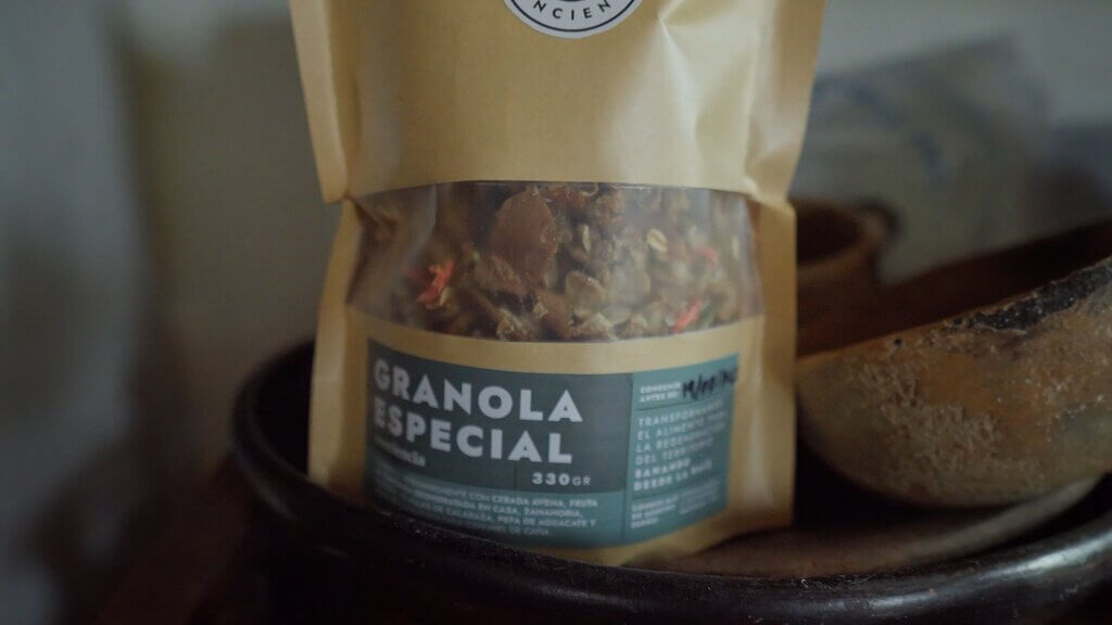 Casa Común granola especial bag, 330gr. Nutritious breakfast option.